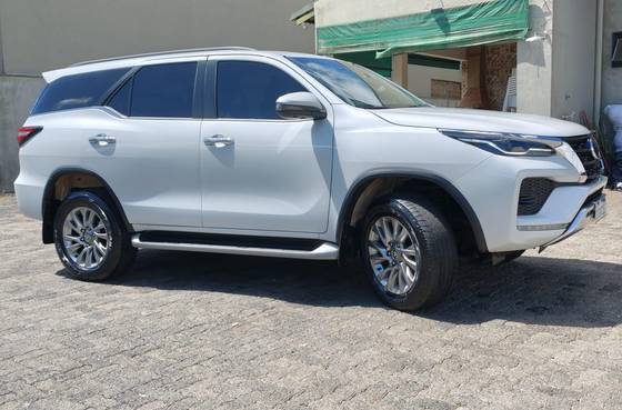 TOYOTA HILUX SW4 2.8 D-4D TURBO DIESEL SRX 7L 4X4 AUTOMÁTICO